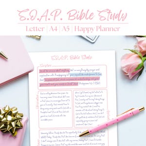 Puede incluir: Una página de planificador de estudio bíblico S.O.A.P. rosa y blanca con texto y un bolígrafo rosa. La página está junto a un cuaderno rosa, un regalo envuelto con un lazo dorado y rosas rosas. El texto incluye "Letter | A4 | A5 | Happy Planner."