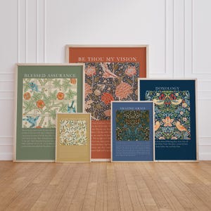 Peut inclure: Plusieurs impressions d'art encadrées avec des motifs floraux et botaniques. Les impressions présentent diverses palettes de couleurs, notamment le vert, le bleu et l'orange, avec des inscriptions textuelles. Les cadres sont de couleur bois clair, et les impressions sont exposées sur un sol en bois.