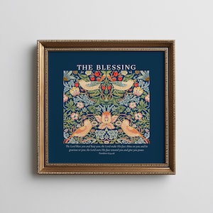 Pode incluir: Impressão artística emoldurada com uma moldura dourada. A obra apresenta um fundo azul marinho com um desenho floral e de pássaros em tons de laranja, verde e rosa. O texto "THE BLESSING" está no topo.