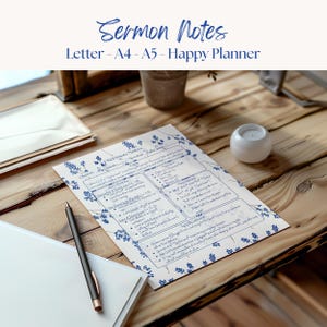 Könnte beinhalten: Ein bedrucktes "Sermon Notes"-Blatt mit blauem Blumenrand und handschriftlichen Notizen, Stift und weißem Notizbuch auf einer Holzoberfläche. Der Text enthält "Letter - A4 - A5 - Happy Planner". Ein kleiner weißer Kerzenhalter ist ebenfalls sichtbar.