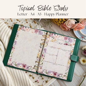 Puede incluir: Una agenda de anillas abierta con cubierta verde oscuro y páginas con motivos florales. La página izquierda está rayada y la derecha incluye secciones para Topical Study, Topic, Key Verse, Other Verses, Summary, Keywords y Application.