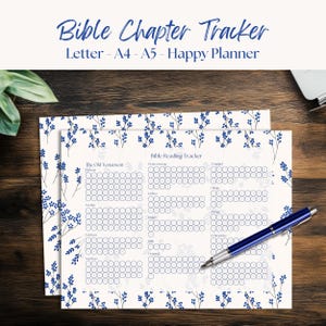 Peut inclure: Un suivi de chapitre biblique avec un motif floral bleu. Le texte "Bible Chapter Tracker" est en haut, avec "Letter - A4 - A5 - Happy Planner" en dessous. Le suivi comprend des sections pour l'Ancien Testament et la lecture de la Bible, avec un stylo posé sur la page.