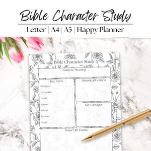 Puede incluir: Una página de planificador blanca de "Bible Character Study" con borde floral y texto. La página incluye secciones para nombre y significado, datos clave, contexto histórico, pasajes clave y eventos importantes. Un bolígrafo dorado descansa sobre la página, con tulipanes rosas en el fondo.