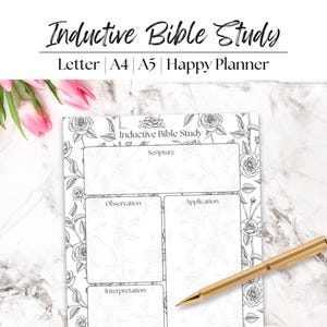 Może przedstawiać: Strona do planera Inductive Bible Study do druku z czarno-białą kwiatową ramką. Dokument zawiera sekcje oznaczone jako Scripture, Observation, Application oraz Interpretation. Złoty długopis leży na stronie, która jest otoczona różowymi tulipanami.