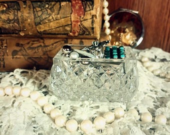 Caja de baratijas de vidrio prensado vintage / Organizador de tocador con corte de diamante / Joyero estilo cottagecore / Decoración de vidrio de mediados de siglo