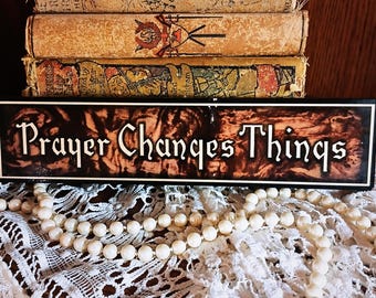 Placa de pared gótica vintage con la frase "La oración cambia las cosas" / Decoración religiosa estilo Dark Academia / Letrero de oración de estilo medieval / Arte de pared para capilla rústica