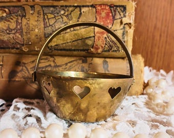Cesta de latón vintage con forma de corazón / Cuenco pequeño con asa para baratijas / Decoración romántica estilo cottagecore / Plato rústico de latón para guardar objetos diversos