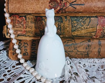 Campana de gato de porcelana blanca vintage / Campana con figura de gatito de mediados de siglo / Decoración coleccionable estilo cottagecore