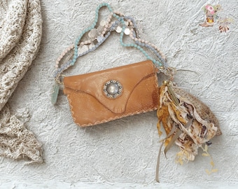 Bolso de mano único de cuero reciclado / Bolso de muñeca bohemio hecho a mano / Bolso de cuero vintage con borla