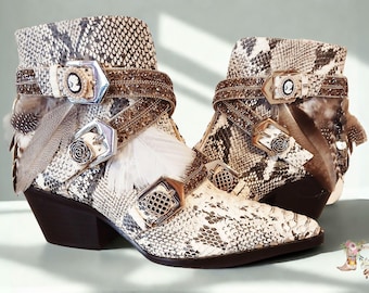 Botines únicos de piel de serpiente reciclada / Arte para vestir hecho a mano / Botas Gianni Bini Talla 8.5