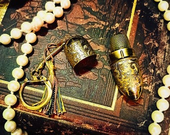 Estuche de costura austriaco vintage con borla / Soporte para agujas y mini kit de remiendos en tono dorado de los años 20 / Artículo de colección para tocador y boudoir