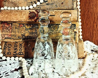 Vasos de cristal estilo bohemio vintage para licores - Juego de 2 / Vasos de chupito con grabado floral y tallo de bola apilada, artículos de bar de estilo moderno de mediados de siglo.