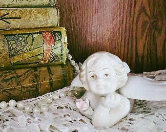 Figura vintage de porcelana de querubín Dreamangels de Russ Berrie / Adorno decorativo Cottagecore con motivos de travesuras en el cielo.