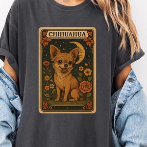 Camiseta Comfort Colors® Chihuahua com Cartas de Tarô, Camiseta Unissex com Cartas de Tarô, Camiseta Amante da Natureza, Moda Ecológica, Vibrações de Flores Silvestres