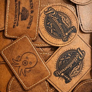 Puede incluir: Un juego de tres tazas de cerámica con un acabado moteado y mate. Las tazas son de color crema, marrón claro y marrón oscuro. Cada taza tiene un diseño simple y minimalista.