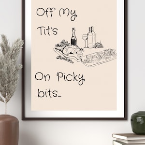 Può includere: Una stampa incorniciata con il testo "Off my Tit's On Picky bits...". L'immagine presenta illustrazioni di bottiglie di vino, un bicchiere da vino e vassoi di cibo con vari piatti. La stampa è in una cornice nera.