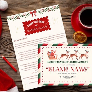 Könnte beinhalten: Eine weihnachtliche Szene mit einem Brief vom Weihnachtsmann und einer Leistungsurkunde. Der Brief trägt die Aufschrift "Vom Schreibtisch des Weihnachtsmanns" und die Urkunde ist für die Aufnahme in die Liste der braven Kinder. Ein roter Weihnachtsmütze und eine Tasse Kaffee ergänzen das Thema.