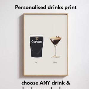 Puede incluir: Un cuadro enmarcado con ilustraciones de dos bebidas: una pinta de Guinness y un cóctel. El texto "Personalised drinks print" está en la parte superior y "choose ANY drink & background colour" en la inferior. "His" y "Hers" están debajo de las bebidas.