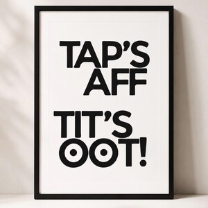 Peut inclure: Impression d'art encadrée avec l'inscription "TAP'S AFF TIT'S OOT!" en lettres majuscules noires sur fond blanc. Une œuvre d'art humoristique.