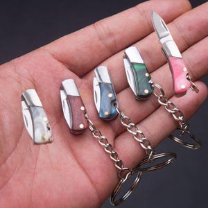 Présentation de Keck Knives Mini couteau de poche pliant, un coupe-papier de style japonais à ouverture rapide fabriqué à partir d'acier damas exquis