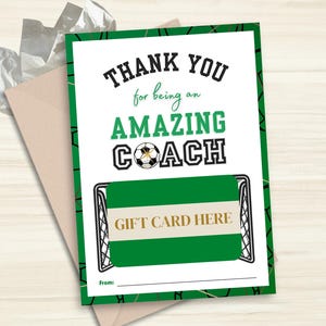 Può includere: Un buono regalo verde e bianco per un allenatore di calcio. La carta recita "THANK YOU for being an AMAZING COACH" con una grafica di pallone da calcio. La carta ha una grafica di porta da calcio verde e bianca e le parole "GIFT CARD HERE".