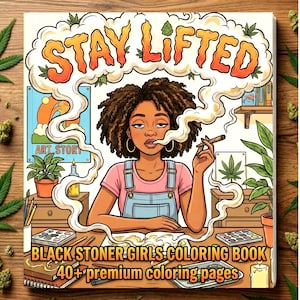 Może przedstawiać: Kolorowanka zatytułowana "Stay Lifted" przedstawia ilustrację palącej kobiety. Okładka zawiera tekst "Black Stoner Girls Coloring Book" i "40+ premium kolorowanek". Grafika ma styl kreskówkowy z liśćmi konopi i dymem.