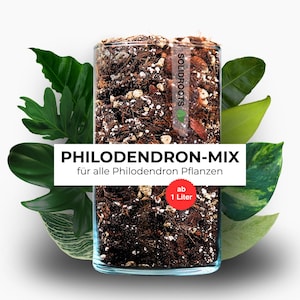 Könnte beinhalten: Ein transparentes Glasgefäß gefüllt mit dunkelbrauner Blumenerde, beschriftet mit "PHILODENDRON-MIX" mit deutschem Text. Das Gefäß ist von grünen Pflanzenblättern umgeben. Ein roter Kreis zeigt an, dass das Produkt ab 1 Liter erhältlich ist.