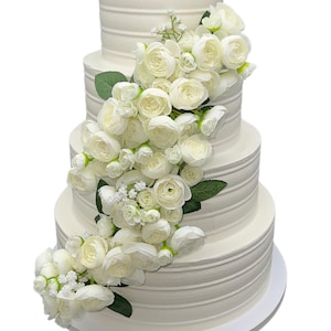 Fake-Cake mit elfenbeinfarbenen Blumen