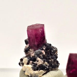 ユタ州産の希少宝石ビクスバイトレッドベリルクラスター - Etsy 日本