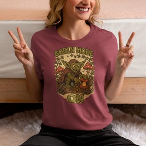 Chemise Goblin Mode ON, t-shirt vintage dessin animé gobelin, gobelin vert mousse et trésor de champignons, fantaisie cottagecore