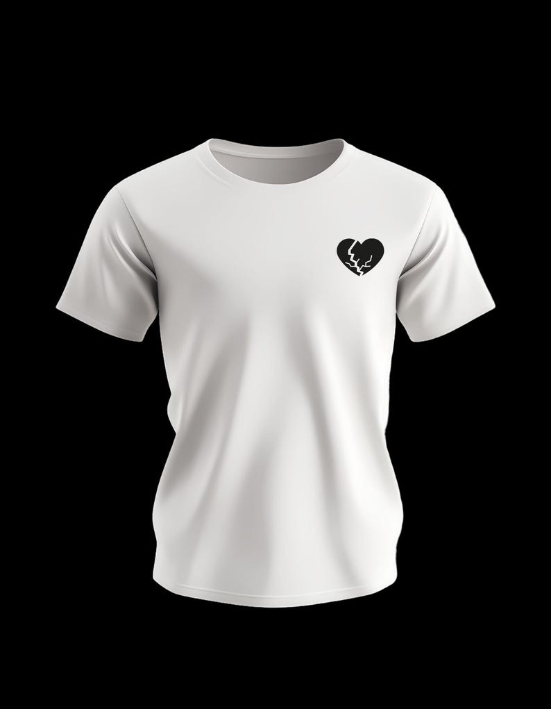 以下が含まれることがあります： 胸に黒い割れたハートのグラフィックが入った白いTシャツ。半袖のシャツは柔らかく滑らかな生地でできており、クルーネックです。デザインはシンプルでミニマリストです。