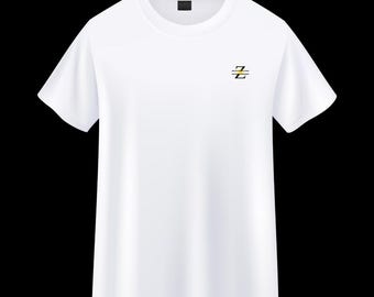 以下が含まれることがあります： 左胸に小さく黒と金のロゴが付いた白い半袖Tシャツ。ロゴは横線が入ったスタイリッシュな「Z」の文字です。