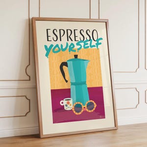 Peut inclure: Impression d'art encadrée avec les mots "ESPRESSO YOURSELF" au-dessus d'une illustration de cafetière turquoise. Une tasse à café et des lunettes de soleil sont également représentées. Le fond présente un motif orange rétro, et l'impression est dans un cadre en bois.