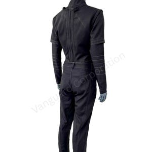 Puede incluir: Mono negro con costuras blancas. El mono tiene manga larga y cuello alto.