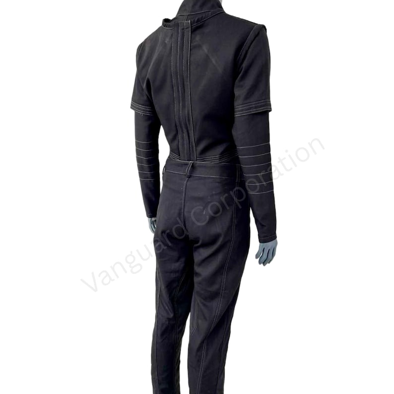 Puede incluir: Mono negro con costuras blancas. El mono tiene manga larga y cuello alto.