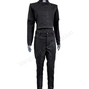 Puede incluir: Mono negro con top corto y pantal&oacute;n largo. El mono tiene detalles de costura blancos.