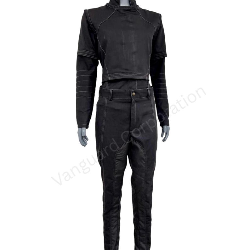 Puede incluir: Mono negro con top corto y pantal&oacute;n largo. El mono tiene detalles de costura blancos.