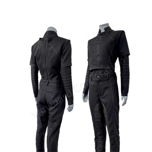 Puede incluir: Un mono negro de manga larga y cuello alto. El mono tiene una cremallera en la espalda y un ojal para el cintur&oacute;n. El pantal&oacute;n tiene una pierna recta.