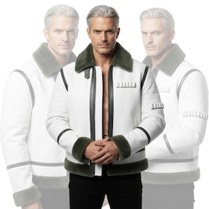 Op de afbeelding: Een witte leren jas met een groene bontkraag en manchetten. De jas heeft zwarte biezen en decoratieve details op de mouwen. Het model draagt een zwarte broek. De achtergrond toont vage beelden van hetzelfde model.