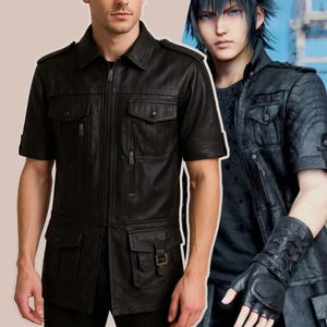 Könnte beinhalten: Schwarze Lederjacke mit kurzen Ärmeln, einem Kragen und mehreren Taschen. Die Jacke hat einen Reißverschluss vorne und eine taillierte Passform. Das Design erinnert an eine Jacke im Militärstil.