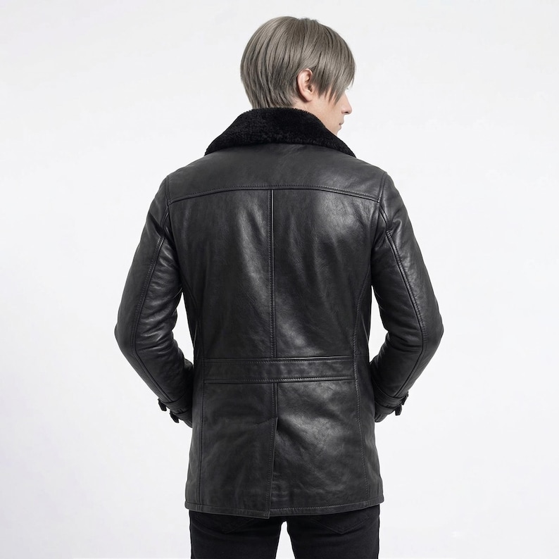 Puede incluir: Chaqueta de cuero negro con cuello de piel sint&eacute;tica negra. La chaqueta tiene cierre de botones y dos bolsillos delanteros. La persona lleva pantalones negros. La chaqueta es de estilo cl&aacute;sico.