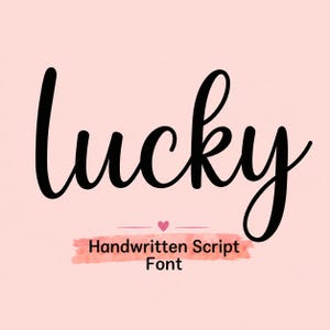 Könnte beinhalten: Eine digitale Grafik mit dem Wort lucky in einer schwarzen, handschriftlichen Schriftart, zentriert auf einem hellrosa Hintergrund. Unter dem Wort befinden sich ein kleines rosa Herz und ein horizontaler Aquarellpinselstrich mit dem Text Handwritten Script Font.