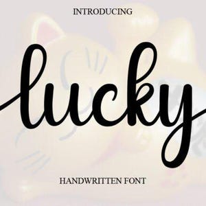 以下が含まれることがあります： 「lucky」という黒い手書きフォントで、「introducing」という単語が上に、「handwritten font」という単語が下にあります。背景は、黄色の猫の置物のぼやけた画像です。