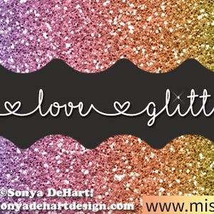 Może przedstawiać: Kolorowe, błyszczące tło z czarną, falistą obwódką. Biały napis głosi "i love glitter". Tło przechodzi od niebieskiego do fioletowego, różowego, pomarańczowego, żółtego i zielonego.