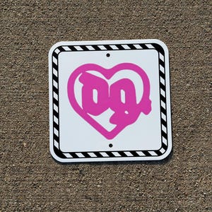 Drain Gang Herz Logo Schild | Pinkes DG Aesthetic Metallschild