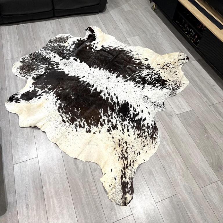 プレミアムな黒と白の斑点のある牛革ラグ。自然で豪華。 - Etsy 日本