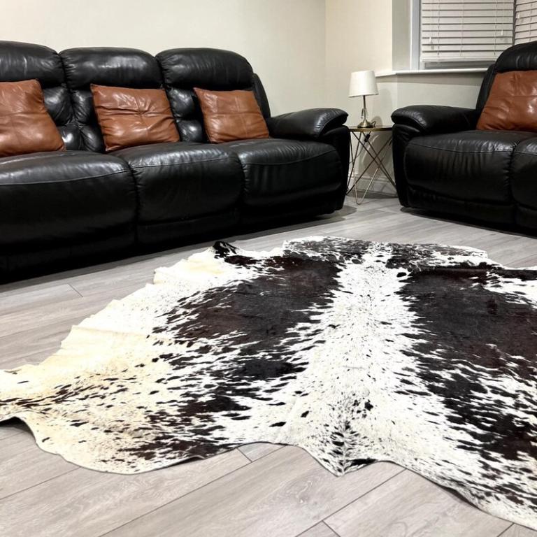 プレミアムな黒と白の斑点のある牛革ラグ。自然で豪華。 - Etsy 日本
