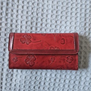 Portefeuille pour femmes en cuir repoussé feuille de trèfle rouge