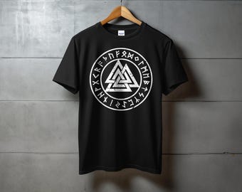 Może przedstawiać: Czarny t-shirt z krótkim rękawem z białym nadrukiem graficznym na klatce piersiowej. Wzór przedstawia symbol Valknut zamknięty w okrągłej ramce wypełnionej znakami runicznymi. Nadruk ma postarzany, przetarty wygląd.