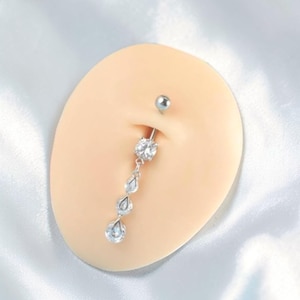 Puede incluir: Un letrero de madera hecho a mano con la palabra "Bienvenido" en una fuente juguetona. El letrero presenta un fondo blanco desgastado y un borde marrón oscuro, ideal para una puerta principal.